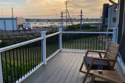 Image de 2bed/2bath with water views, large deck, walking distance to beach/restaurants