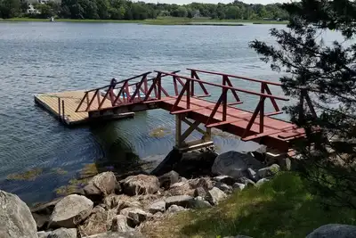 Image de Stanwood Point: Waterfront cottage with dock, large screened porch, and yard