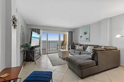Image de Direct Oceanfront View from Nearly Every Room! Great Getaway Near No-Drive Beach