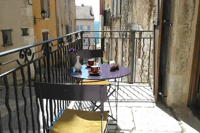 Image de Centre de Fayence dans une rue piétonne. Studio climatisé avec wifi.