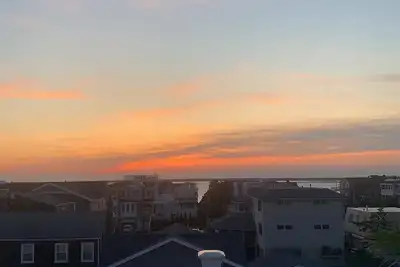 Image de 8 houses from the ocean and 8 houses from the bay, new construction, great view!