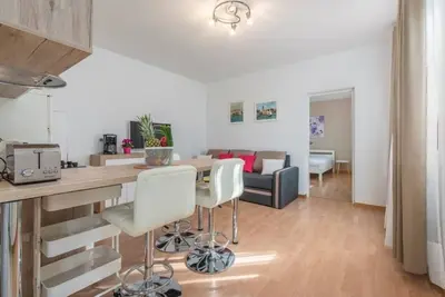 Image de Appartement dans Poreč avec terrasse, Climatisation, Wifi, Machine à laver (4928-8)