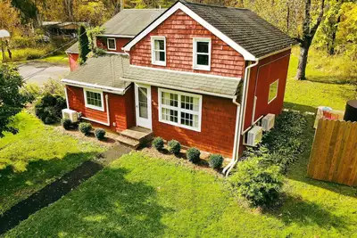 Image de The Louie Ii: Accord Farmhouse near Arrowood w/ Hot Tub & Large Yard