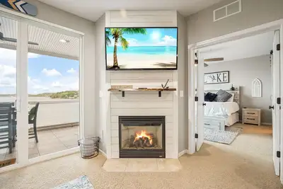 Image de Spectacular Lands' End Condo Main Channel View! Screened-Deck Elevator Waterpark