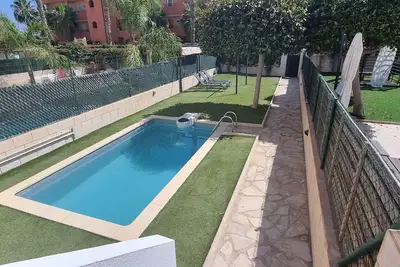 Rez-de-chaussée avec jardin et piscine privée, à 50 m de la plage, Wifi
