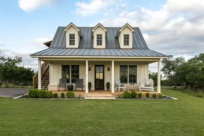 Image de Unique hilltop home with amazing views and close to Main Street; with Pickleball