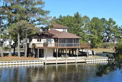 Image de Dockside Dreams-Canal Front on Oyster Bay, Boat Dock