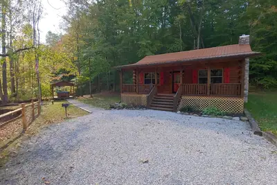 Image de Secluded 2-Bd cabin, tranquil mountain setting. Hot Tub Gazebo! Wood fireplace.