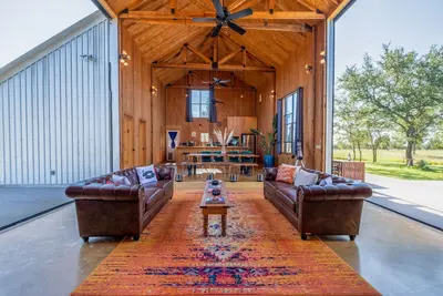 Image de Unique barn on a 60 acre ranch with stunning views