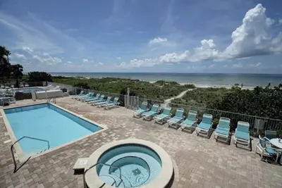 Image de Sandy Toes, Happy Vibes\nGulf Paradise is calling \nelevator, pool & hot tub