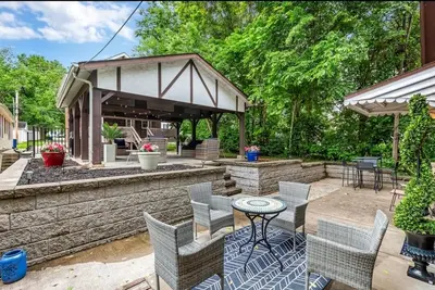 Image de 🌷Rare New Treasure🌷2 Homes+Outdoor Gathering Area. Two Blocks From Main St. ! ! !
