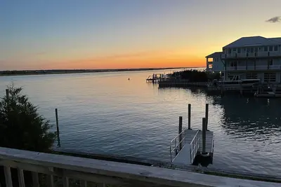 Image de Waterfront South End Serenity! Bring your boat and your pup, leave the linens! \n