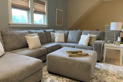 Image de ⭐️ Entire Upscale Carriage House w\/ Garage Parking