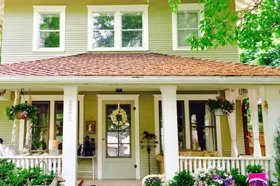 Image de Downtown Vintage Home with Hot Tub and Bikes! Short Walk to Lake and Beach!
