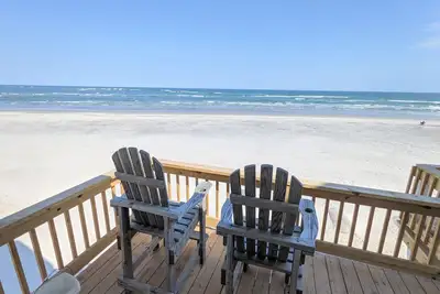 Image de Ocean Vibes Ii- oceanfront home w/ stunning sunrise views, steps from the beach!