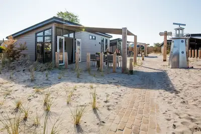 Image de Chalet moderne avec lave-vaisselle à Noordwijk