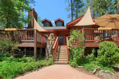 Image de Willow Cove Lodge- 5 bedrooms with a hot tub!