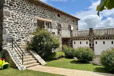 Image de Gîte tout inclus avec terrasse, jardin et parkings, proche Puy-en-Velay et chemins de randonnée.