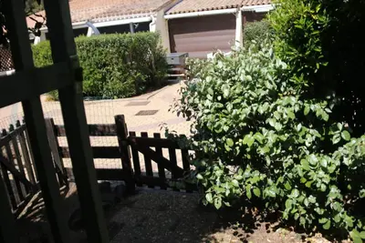 Image de Charmante villa climatisée 4 pers, terrasse spacieuse, parking privé, tout équipé, Agde