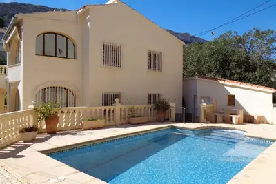Vacation home for 4 people with private pool, air conditioning, internet