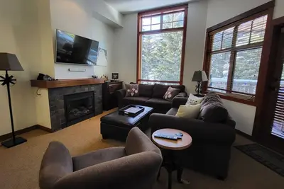 Image de Upper level entry - 2 bedroom condo with easy access to ski trails and private hot tub