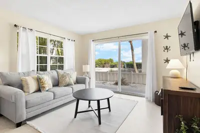 Image de Quaint 1\/1 Triplex Bay Views, Near Beach Convenient to Dining and Shopping