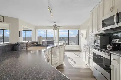Image de Spacious Updated Condo | Downtown Charlevoix | Indoor/Outdoor Pool