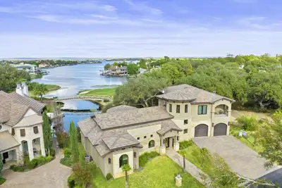 Image de Boaters and Golfers Dream Luxury Lakeside Villa