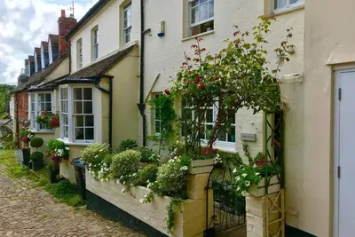 Image de Beautiful 17th Century Coach House