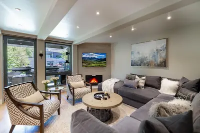 Image de Luxurious 2-Bed 2-bath with Breathtaking Views & A/C!