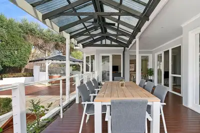 Image de Immaculate beach home with Spa and alfresco area (sleeps 10)
