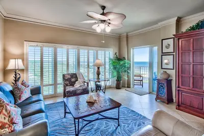 Image de Beachfront condo beautiful views.