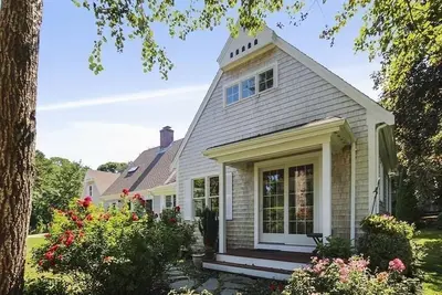 Walk to the beach at Little Pleasant Bay from this newly decorated cottage!