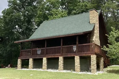 Image de Snuggle up in our 2\/2 cozy cabin w\/ hot tub. The perfect Fall getaway! \n