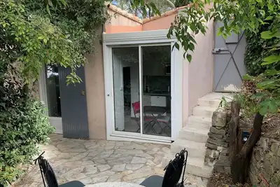 Image de Mazet sans vis à vis avec accès partagé à piscine naturiste chauffée à 30° (été)