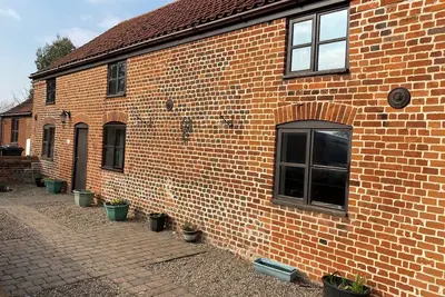 Image de Two Brickground Large Victorian Cottage With Beautiful Garden