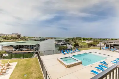 Image de New Lakefront Condo