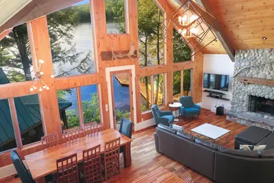 Image de Lakefront Luxury Muskoka Cottage | Hot Tub, Bunk House & Games Room