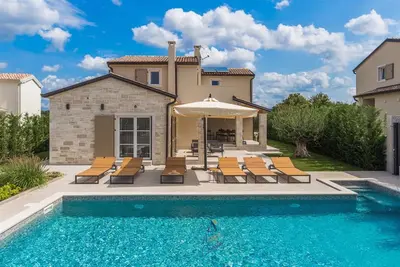 Image de Villa avec piscine privée d'eau salée hydromassante à proximité de la plage