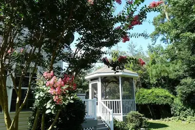 Image de Serene home on a pond - Bike to the beach! Beds made, bikes, game room