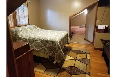 Image de \"Dragonfly\" guestroom at bed and breakfast on 11 park-like acres