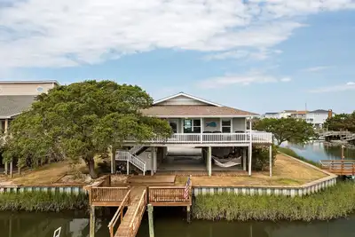 Image de \"Easy Day\" is a 4 bedroom, 2 bath Waterfront Home, Now Pet Friendly