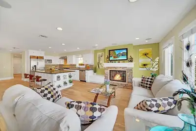 Image de Luxury Single Family Home with 2 Roof-Top Decks - a Newport Beach Gem!