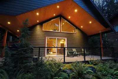Image de Your Mountain Oasis Awaits: Light the fire, soak in the Hot Tub, warm up in the Sauna, bring Fido