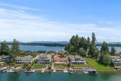Image de The Red Roof At Lake Tapps ~ Waterfront & Huge Deck