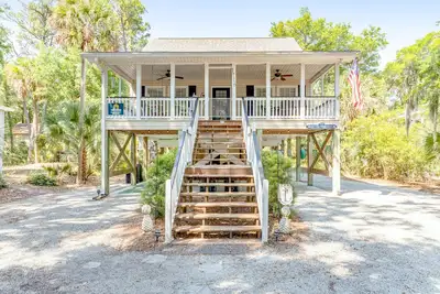 Image de Large and attractive house right up from the beach with private W/D and patio