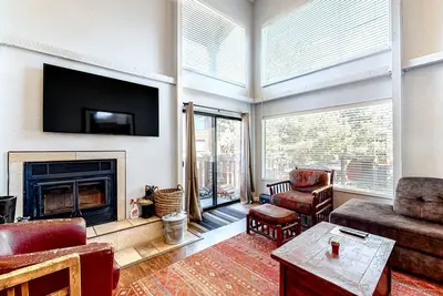 Image de Beautiful Family Home Near Eagle Express Lift w/WiFi, Shared Hot Tub, & Balcony