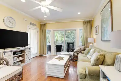 Image de Top-floor 3rd-row condo with balcony, Ac, outdoor pool & beach access