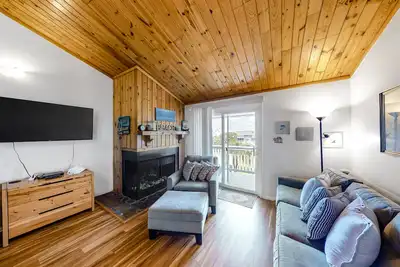 Image de 3rd-floor, dog-friendly condo with loft, balcony, free WiFi and golf course view