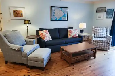 Image de First-floor, dog-friendly condo in golf course setting with back deck & W/D
